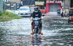 TP.HCM có mưa giữa trưa: Nhiều khu dân cư mênh mông giữa 'biển nước' đen ngòm