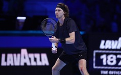 Đối thủ tự đập vợt vào chân đến đổ máu, Alcaraz có chiến thắng tại ATP Finals