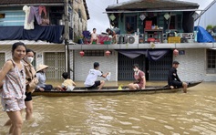 Phố phường TP.Huế ngập giữa 'biển nước' mênh mông: Nước rút đến đâu, dọn đến đó