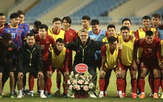 Đội tuyển Việt Nam tặng quà đặc biệt cho HLV Troussier nhân ngày 20.11