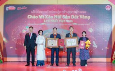 Hảo Hảo xác lập kỷ lục ‘Chảo mì xào hải sản dát vàng lớn nhất Việt Nam’