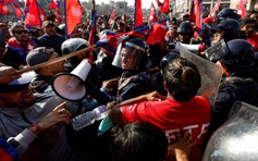 Hàng vạn người biểu tình đụng độ dữ dội với cảnh sát tại Nepal