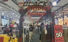 Black Friday 2023: Nhiều người dậy sớm xếp hàng, mạnh tay mua sắm cuối năm