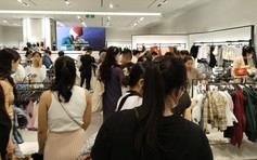 Black Friday 2023: Hàng ngàn người đi mua đồ hiệu giảm giá 'khủng'