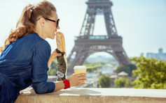 Thưởng thức bánh mì baguette và cà phê tại Paris