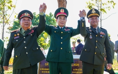 Bộ trưởng Quốc phòng 3 nước Việt Nam - Lào - Campuchia lần đầu tiên giao lưu ở biên giới