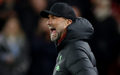 HLV Klopp ngẩn ngơ khi Liverpool hòa M.U, HLV Erik ten Hag tự hào với 1 điểm