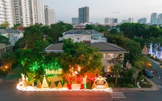 Biệt thự hot nhất Phú Mỹ Hưng dịp Giáng sinh: Lộng lẫy cả khu phố, trang trí mất cả tháng
