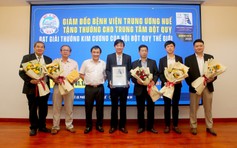 Bệnh viện T.Ư Huế nhận giải thưởng cao nhất từ Hội Đột quỵ thế giới