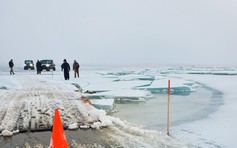 Hơn 100 người mắc kẹt trên tảng băng trôi ở Mỹ