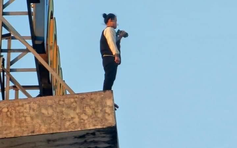 Giải cứu cô gái leo lên sân thượng tòa nhà 25 tầng với ý nhảy lầu