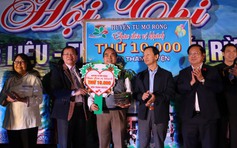 Tặng cây sâm Ngọc Linh cho du khách thứ 10.000 đến Tu Mơ Rông