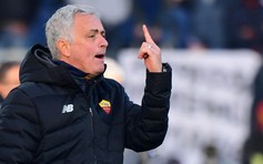 Đội bóng của HLV Mourinho thua sốc, bị loại ở tứ kết