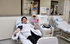 Y bác sĩ trẻ hiến máu trong ngày hội 'Blouse trắng - Trái tim hồng'