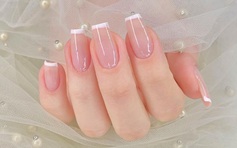 Màu nail tự nhiên chiếm sóng thời trang 2023 khiến các cô nàng sốt sình sịch