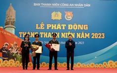 Anh Nguyễn Minh Triết trao bằng khen cho đoàn viên công an về từ Thổ Nhĩ Kỳ