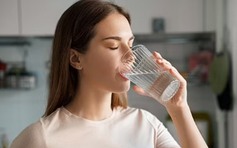 Ngày mới với tin tức sức khỏe: Uống đủ nước lợi đủ điều