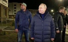 Tổng thống Putin bất ngờ tới Mariupol, nói chuyện với người dân