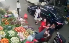 Công an xác minh vụ chủ cửa hàng hoa quả ẩu đả với tài xế ô tô