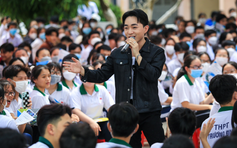 Quán quân 'Thần tượng Bolero 2016' Trung Quang hát tại chương trình Tư vấn mùa thi