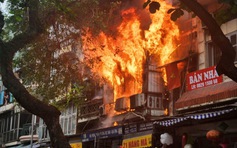 Căn nhà trên phố cổ Hà Nội bốc cháy dữ dội giữa giờ cao điểm