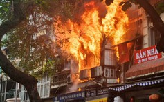 Căn nhà trên phố cổ Hà Nội bốc cháy ngùn ngụt, người dân hoảng loạn tháo chạy