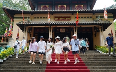 Giỗ tổ Hùng Vương: Người trẻ đến đền thờ vua Hùng để hướng về nguồn cội