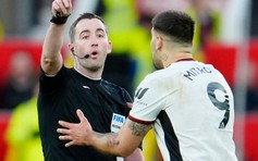 Mitrovic bị cấm thi đấu 8 trận sau chiếc thẻ đỏ ở trận Fulham thua Manchester United
