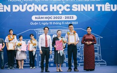 Tôn vinh phụ huynh trong lễ tổng kết năm học, tại sao không?