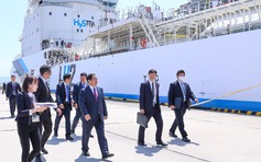 Thủ tướng thăm tàu vận chuyển hydro lỏng đầu tiên trên thế giới