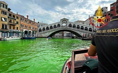 Nước kênh đào ở Venice bất ngờ đổi thành màu xanh huỳnh quang