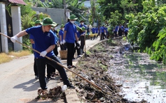 Thanh niên tình nguyện xắn tay giải quyết những tuyến mương ô nhiễm