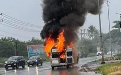 Đồng Nai: Xe 16 chỗ cháy rụi trên quốc lộ 20