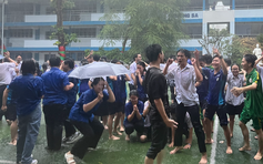 Học sinh múa hát tưng bừng dưới mưa sau kỳ thi