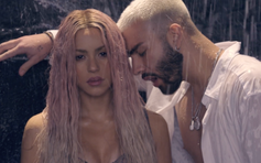 Shakira hóa người cá, tình tứ bên mỹ nam sinh năm 2000 trong MV mới