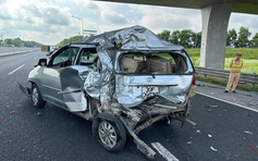 Tai nạn trên cao tốc Hà Nội - Hải Phòng, ô tô 7 chỗ bị biến dạng