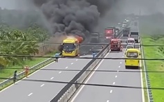 Xe giường nằm bốc cháy ngùn ngụt trên cao tốc Trung Lương - Mỹ Thuận