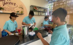 Quán cà phê đặc biệt ở Nha Trang: Nơi trẻ khuyết tật học làm pha chế, phục vụ