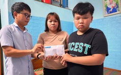 Trao tiền bạn đọc hỗ trợ các trường hợp bệnh tật, khó khăn ở Quảng Nam