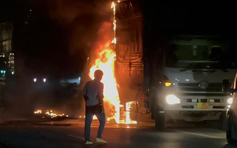 Đồng Nai: Xe tải đang chạy bất ngờ bốc cháy ngùn ngụt trong đêm