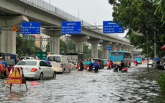 Vì sao nhiều tuyến phố Hà Nội biến thành sông sau cơn mưa chiều 31.7?