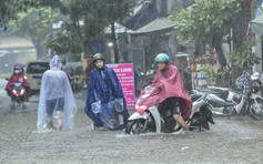 Đường phố Hà Nội chìm trong 'biển nước' sau cơn mưa lớn