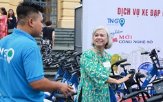 Người Hà Nội thích thú sử dụng xe đạp công cộng