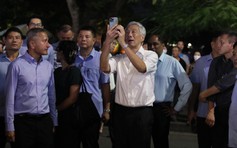 Thủ tướng Singapore Lý Hiển Long dạo bước phố đi bộ hồ Hoàn Kiếm