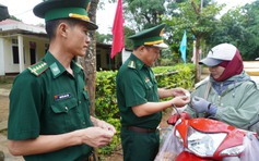 Tặng cờ Tổ quốc, móc khóa 'đường dây nóng' cho dân bản vùng biên giới Quảng Trị