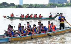 Bạn trẻ hào hứng đến sông Sài Gòn xem đua thuyền, lướt ván phản lực