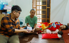 Trao tiền bạn đọc giúp gia đình 'chồng chăm vợ ung thư, con tự kỷ'
