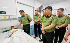 Giám đốc Công an Hà Nội thăm chiến sĩ bị thương trong vụ cháy chung cư mini
