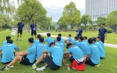 Sau trận đấu mắc nhiều lỗi ‘vớ vẩn’, đội Olympic Việt Nam ra công viên nói chuyện