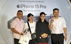 Người Việt đầu tiên sở hữu iPhone 15 chính hãng VN/A nói gì?
